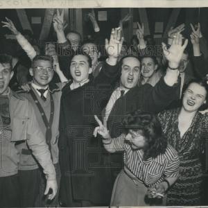1944 Press Photo Union Ware House Retail Employee Cheap Shop