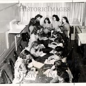 1944 Press Photo Weinman School Girls Cooking Clearance Order