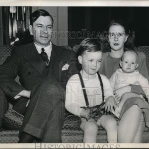 1947 Press Photo Family portrait in Governor's mansion Popular Sale Online
