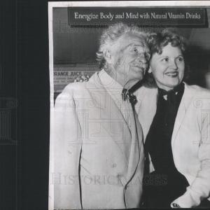 1948 Press Photo Bernar MacFadden governor Candidate Sale With Credit Card