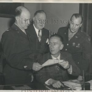 1945 Press Photo US Military Officials with Mayor. 2025 Online