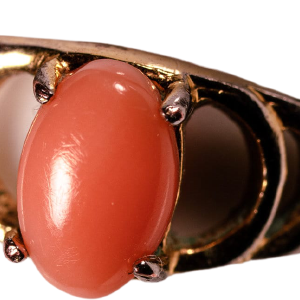 50s Peach Toned Cabochon Cut Coral Ring Manchester For Sale