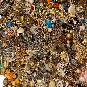 1 lb Mix Lot of Broken Costume Jewelry For Nice