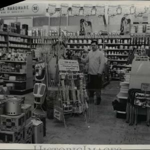 1954 Press Photo Meadowbrook Leader Store with ernie Grans of Cleveland Heights In China Sale Online