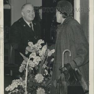 1954 Press Photo Lord Woolton Sending Flowers To Winston Churchill For His 80th Store With Big Discount