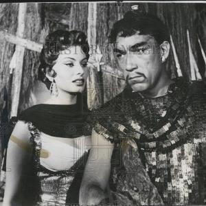 1958 Press Photo Quinn & Sophia Loren in "Attila" Free Shipping Pices