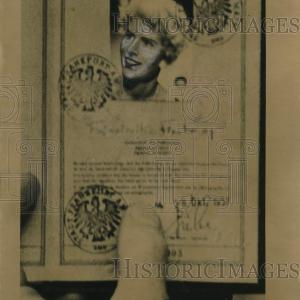 1958 Press Photo Freidericke Flintrop passport book Clearance Cost