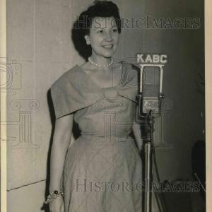 1958 Press Photo Monette Shaw Outlet Fashionable
