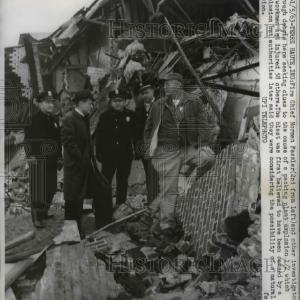 1963 Press Photo Chief Norman Fessler & other investigators after the explosion In China Cheap Pice