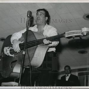 1962 Press Photo Shecky Greene, impersonates a folk singer using a bass fiddle Wholesale Pice Cheap Pice