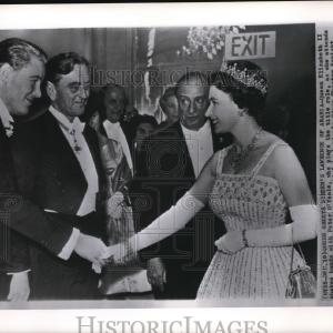 1962 Press Photo Queen Elizabeth II Cheap Sale Shop