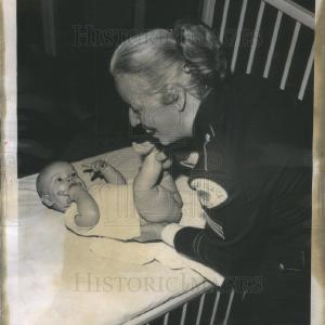 1960 Press Photo Sgt Rita Meany,with baby Cheap Hot Sale