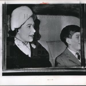 1960 Press Photo Queen Elizabeth and Prince Charles For Sale Wholesale Pice