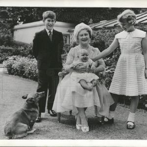 1960 Press Photo Queen Elizabeth Grandchildren Fashionable Sale Online