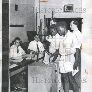 1960 Press Photo Natives of the Belgian congo Enjoy Cheap Pice