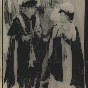 1970 Press Photo Prince Charles with Queen Elizabeth Discount Latest
