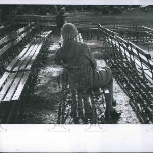 1967 Press Photo Solitary Bench Sitter in Park Free Shipping In China