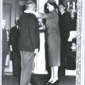 1957 Press Photo Queen Elizabeth England Royalty Cheap Outlet Locations
