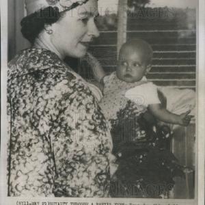 1957 Press Photo Queen Elizabeth II/England/Nursery/Baby Outlet Cheap Pices