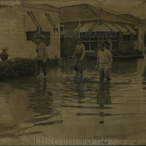 1957 Press Photo Larry Buttone, Fred Steinkamp & Allen Cortez wading floodwaters New Styles Cheap Pice