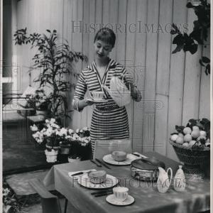 1957 Press Photo Home Art Fast Delivery Online