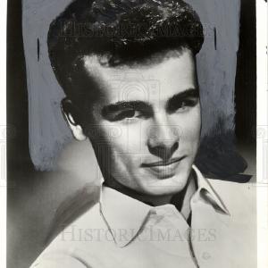 1957 Press Photo Ilean Ptackiacel With Credit Card Free Shipping