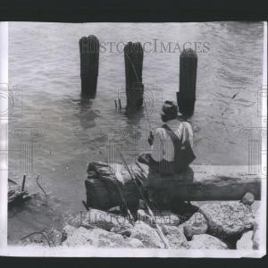 1957 Press Photo Fishing Detroit With Mastercard