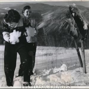 1957 Press Photo Girls in snowball fight Discount Classic