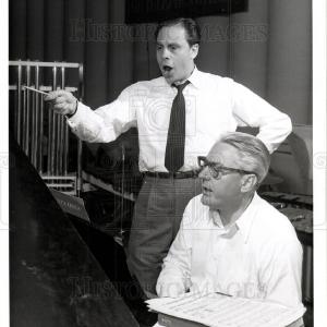 1957 Press Photo George London Donald Voorhees Radio Shipping Discount Sale