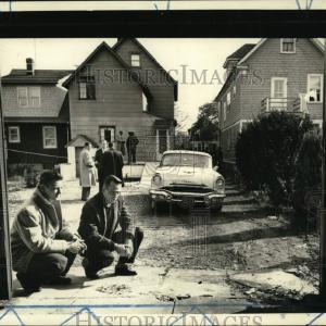 1959 Press Photo Investigators at a bombing site How Much