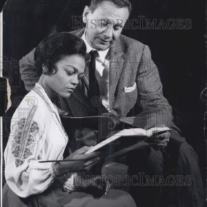 1959 Press Photo Eartha Kitt And Wendell Corey With Credit Card Cheap Online