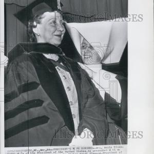 1959 Press Photo First Lady Mrs. Mamie Eisenhower Amazon For Sale