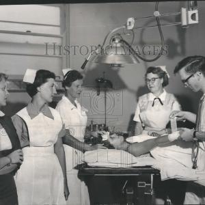 1957 Press Photo Evanston Hospital Emergency Room Footaction Online