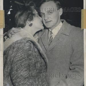 1957 Press Photo Doug Mohns and wife Clearance Outlet