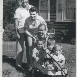 1957 Press Photo Family Sale Cheap Pices