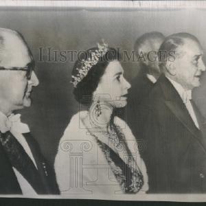 1957 Press Photo England Royalty Queen Elizabeth From China For Sale