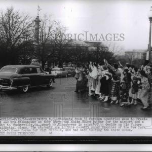 1956 Press Photo Students wave to President & Mrs Eisenhower in Washington DC 2025 Unisex Online