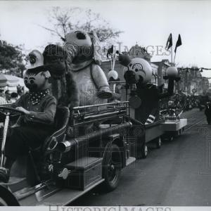 1961 Press Photo Christmas toy parade in Disneyland Free Shipping Deals