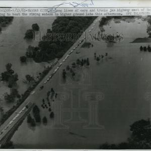 1961 Press Photo The heavy traffic in highway east of Kansas Cheap Sale Fashionable