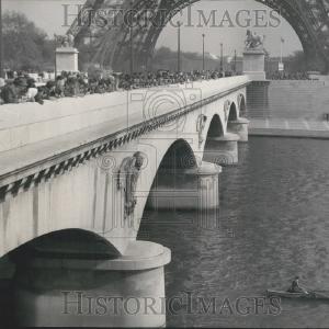 1961 Press Photo Tourists at the Eiffel Tower Recommend For Sale