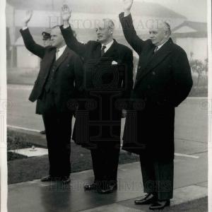 1961 Press Photo Prime Minister Macmillan And The Earl Of Scarborough Waving Cheap Footlocker Finishline