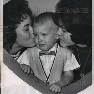 1961 Press Photo Love for a Child Best Wholesale For Sale