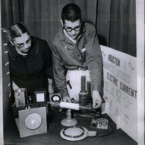 1961 Press Photo Lindblom High School Science Fair Shop For
