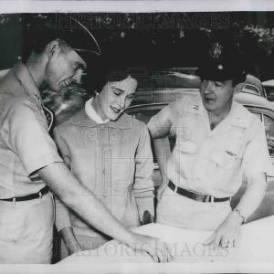 1960 Press Photo Captain Lundy (r),Captain McCash and his wife Authentic