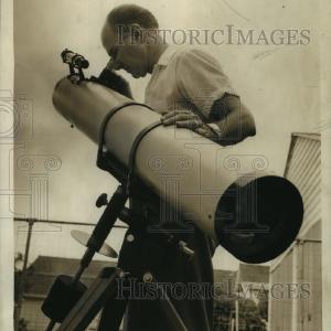 1960 Press Photo A scientist looking through a telescope - nob21770 Cheap Sale Geniue Stockist