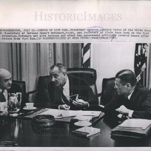 1965 Press Photo Pres Johnson Confer on Vietnam Release Dates Authentic
