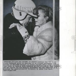 1968 Press Photo zsa zsa gabor heathrow policeman Best Pices Online