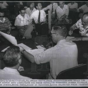 1956 Press Photo Press Secretary James Hagerty 21 Bills President Eisenhower Cheap Sale Finishline