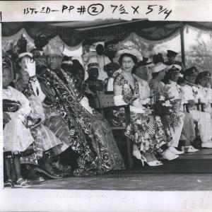1956 Press Photo Queen Elizabeth II Royal England For Nice For Sale