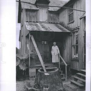 1956 Press Photo Mrs. Broon at Old House Clearance In China